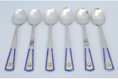  Conjunto de seis colheres de chá em prata com flores douradas nos cabos e com pintura azul envolvente.