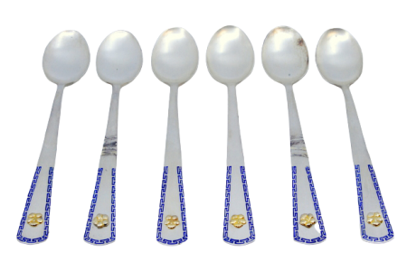  Conjunto de seis colheres de chá em prata com flores douradas nos cabos e com pintura azul envolvente.