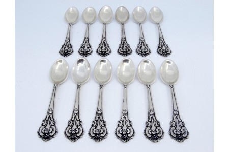Conjunto de doze colheres de chá em prata com relevos e conchas nos cabos.