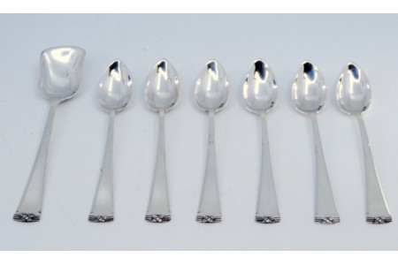 Conjunto de seis colheres de café e pá de açúcar em prata com relevos nas extremidades.