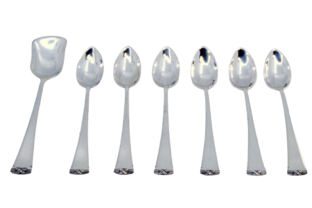 Conjunto de seis colheres de café e pá de açúcar em prata com relevos nas extremidades.