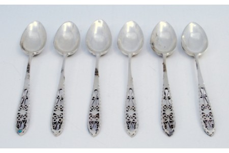 Conjunto de seis colheres de café em prata com cabos recortados em filigrana.