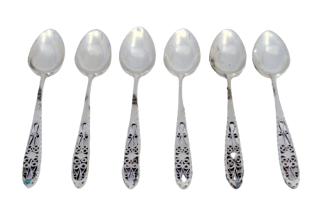 Conjunto de seis colheres de café em prata com cabos recortados em filigrana.