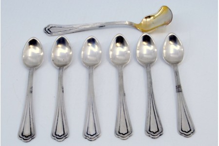 Conjunto de seis colheres de café e uma pá de açúcar em prata com conchas douradas e frisos ao longo dos cabos.