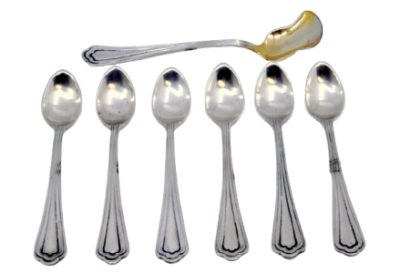 Conjunto de seis colheres de café e uma pá de açúcar em prata com conchas douradas e frisos ao longo dos cabos.