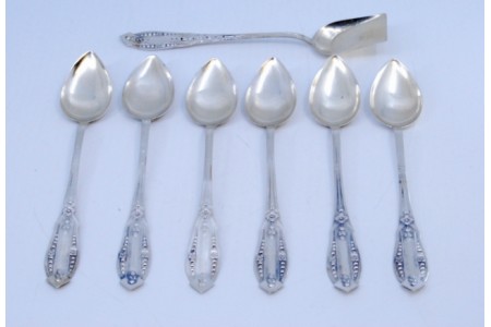 Conjunto de seis colheres de café em prata e pá de açúcar com os cabos relevados.