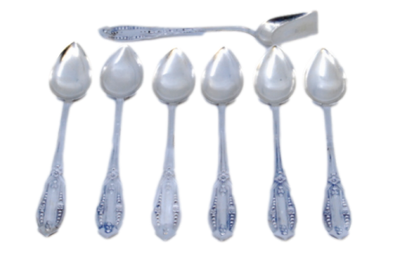 Conjunto de seis colheres de café em prata e pá de açúcar com os cabos relevados.