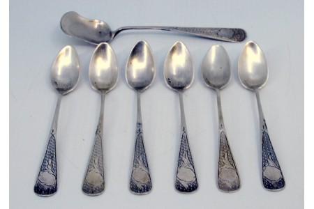  Conjunto de seis colheres de café e pá de açúcar em prata cinzelada.