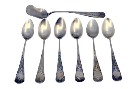  Conjunto de seis colheres de café e pá de açúcar em prata cinzelada.