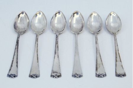 Conjunto de seis colheres de café em prata lisa com relevos nas extremidades dos cabos.