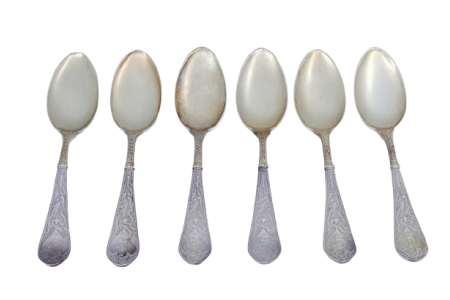 Conjunto de seis colheres de café em prata com conchas douradas e cabos relevados.