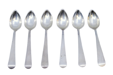 Conjunto de seis colheres de café em prata lisa.