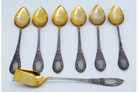 Conjunto de seis colheres de café em prata e pá para açúcar com relevos nas conchas douradas.