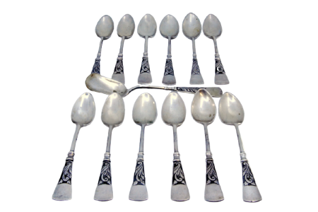 Conjunto de doze colheres de café e pá de açúcar em prata com relevos nos cabos patinados.