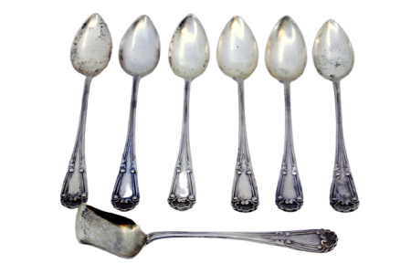 Conjunto de seis colheres de açúcar em prata e uma pá com relevos e aplicações nos cabos.