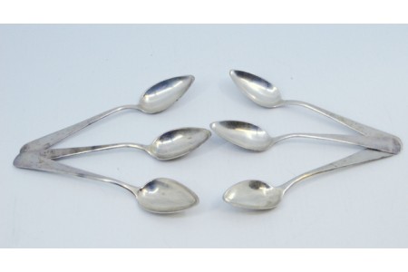  Conjunto de seis colheres de café em prata lisa.