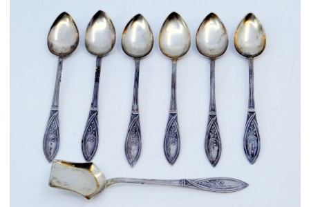 Conjunto de seis colheres de café e pá de açúcar em prata com relevos florais nos cabos.