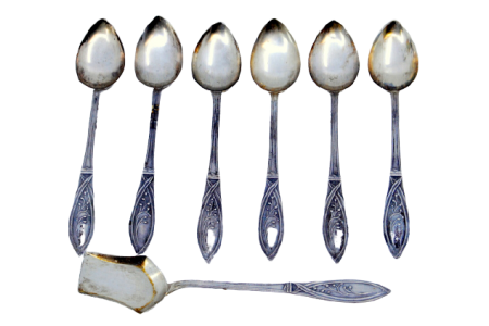 Conjunto de seis colheres de café e pá de açúcar em prata com relevos florais nos cabos.