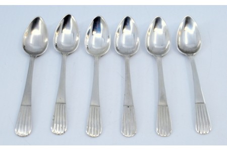  Conjunto de seis colheres de café em prata com os cabos canelados.