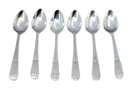  Conjunto de seis colheres de café em prata com os cabos canelados.