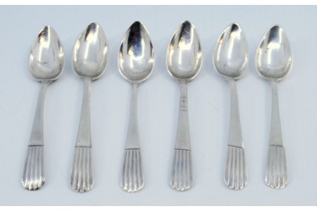  Conjunto de seis colheres de café em prata canelada nos cabos.