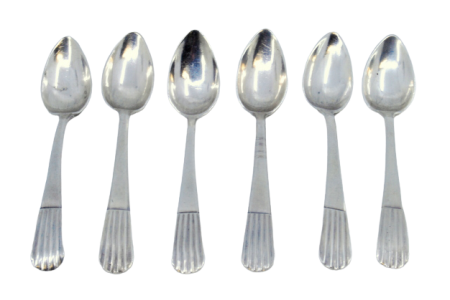  Conjunto de seis colheres de café em prata canelada nos cabos.