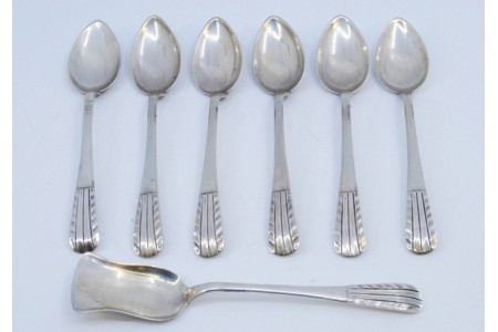 Conjunto de seis colheres e uma pá de açúcqar em prata com ligeiros relevos nas pegas.