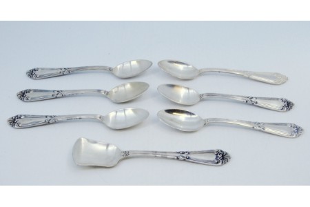 Conjunto de seis colheres de café e pá de açúcar em prata com relevos nos cabos.