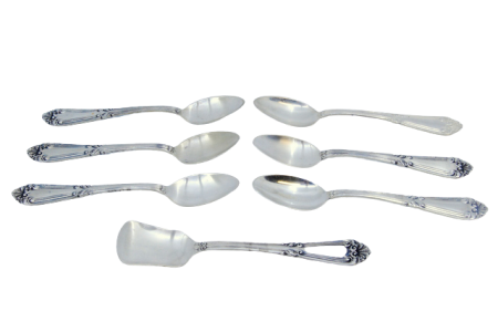 Conjunto de seis colheres de café e pá de açúcar em prata com relevos nos cabos.