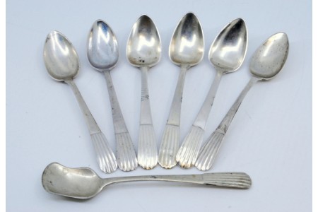  Conjunto de seis colheres de café e pá de açúcar em prata com relevos nos cabos.