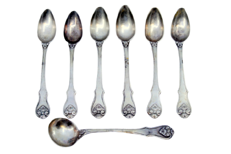 Conjunto de seis colheres de chá e pá de açúcar em prata com relevos nos cabos em forma de conchas.