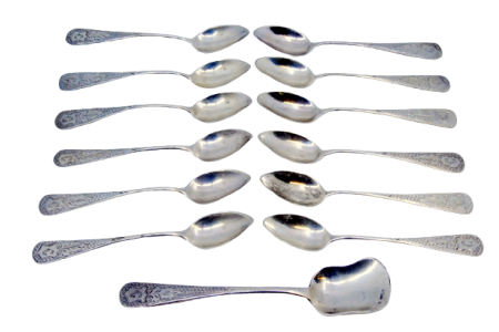 Conjunto de doze colheres e uma pá de açucar em prata escovada e relevos nos cabos.