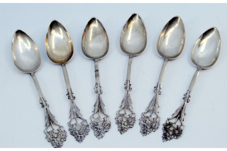 Conjunto de seis colheres de café em prata com relevos florais recortados nos cabos.