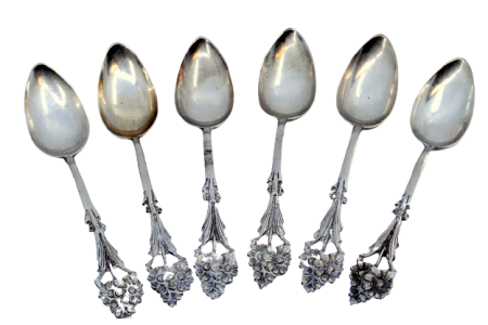Conjunto de seis colheres de café em prata com relevos florais recortados nos cabos.
