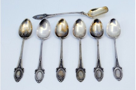 Conjunto de seis colheres de café e pá de açúcar em prata com relevos nos cabos.