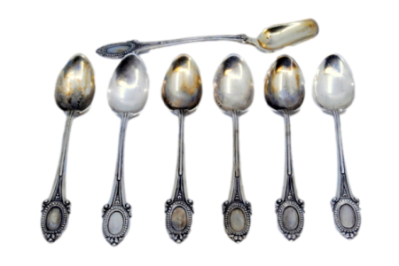 Conjunto de seis colheres de café e pá de açúcar em prata com relevos nos cabos.