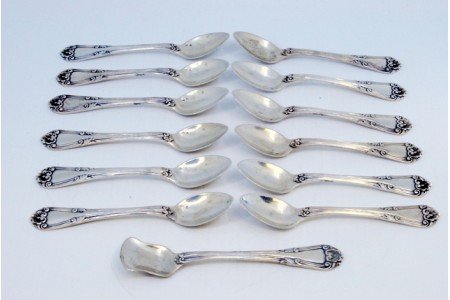 Conjunto de doze colheres de chá e pá de açúcar com relevos e aplicações em forma de concha.