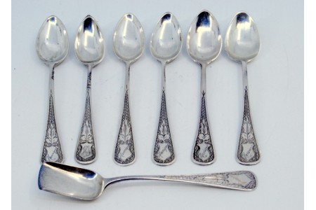 Conjunto de seis colheres de café e pá de açúcar em prata guilhochada envolvendo cartelas para monogramas.