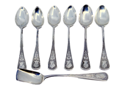 Conjunto de seis colheres de café e pá de açúcar em prata guilhochada envolvendo cartelas para monogramas.