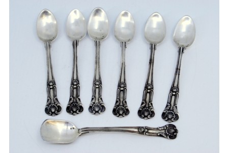 Conjunto de seis colheres de café e pá de açúcar em prata com relevos concheados nos cabos.