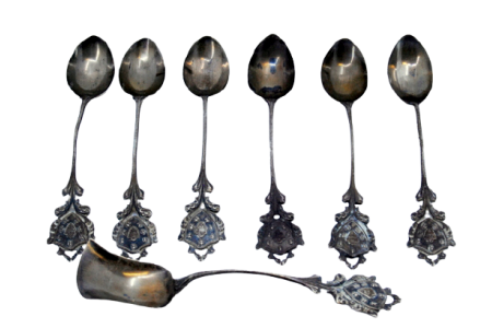 Conjunto de seis colheres de café e pá de açúcar em prata envolvendo cartelas para monogramas nos cabos.