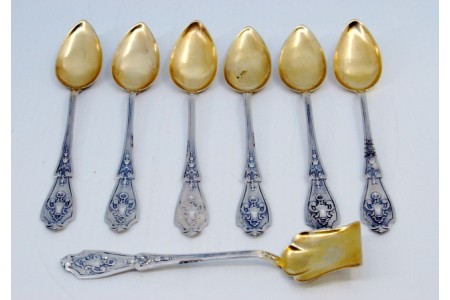 Conjunto de seis colheres de café e pá de açúcar em prata com cabos relevados com conchas