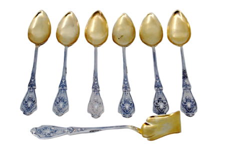 Conjunto de seis colheres de café e pá de açúcar em prata com cabos relevados com conchas