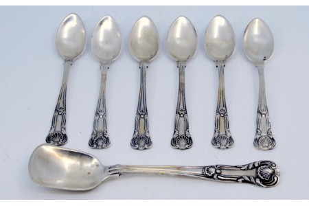 Conjunto de seis colheres de café e pá de açúcar em prata com relevos em forma de conchas.