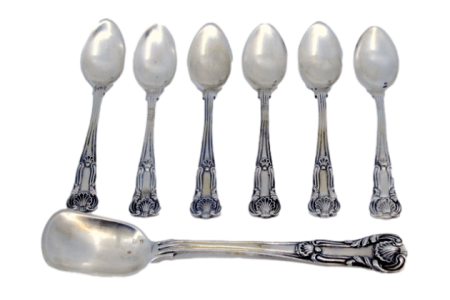 Conjunto de seis colheres de café e pá de açúcar em prata com relevos em forma de conchas.