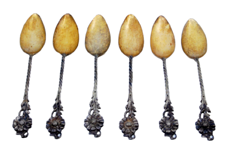 Conjunto de seis colheres de chá em prata com conchas douradas e flores nos cabos torcidos.
