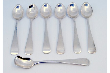 Conjunto de seis colheres de café e pá de açúcar em prata lisa com os cabos a expedir.