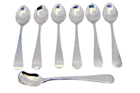 Conjunto de seis colheres de café e pá de açúcar em prata lisa com os cabos a expedir.