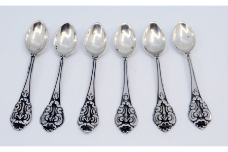 Conjunto de seis colheres de café em prata com os cabos relevados e concheados.