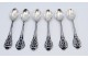 Conjunto de seis colheres de café em prata com os cabos relevados e concheados.